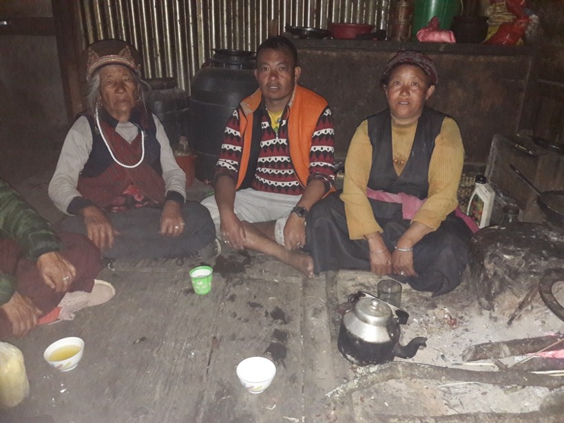 Photographie prise en 2022,  Les parents de Tsewang travaillaient tous les deux à la frontière chinoise (le père à la centrale hydroélectrique de Rasuwagadhi, la mère chargeait et déchargeait des marchandises au poste frontalier entre le Népal et la Chine). Aucun des deux n'a été retrouvé. Ils avaient 5 enfants dont 3 encore scolarisés. La grand-mère reste seule au village.